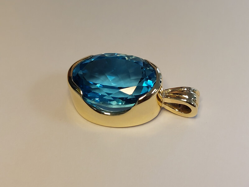 9kt gold pendant with blue topaz